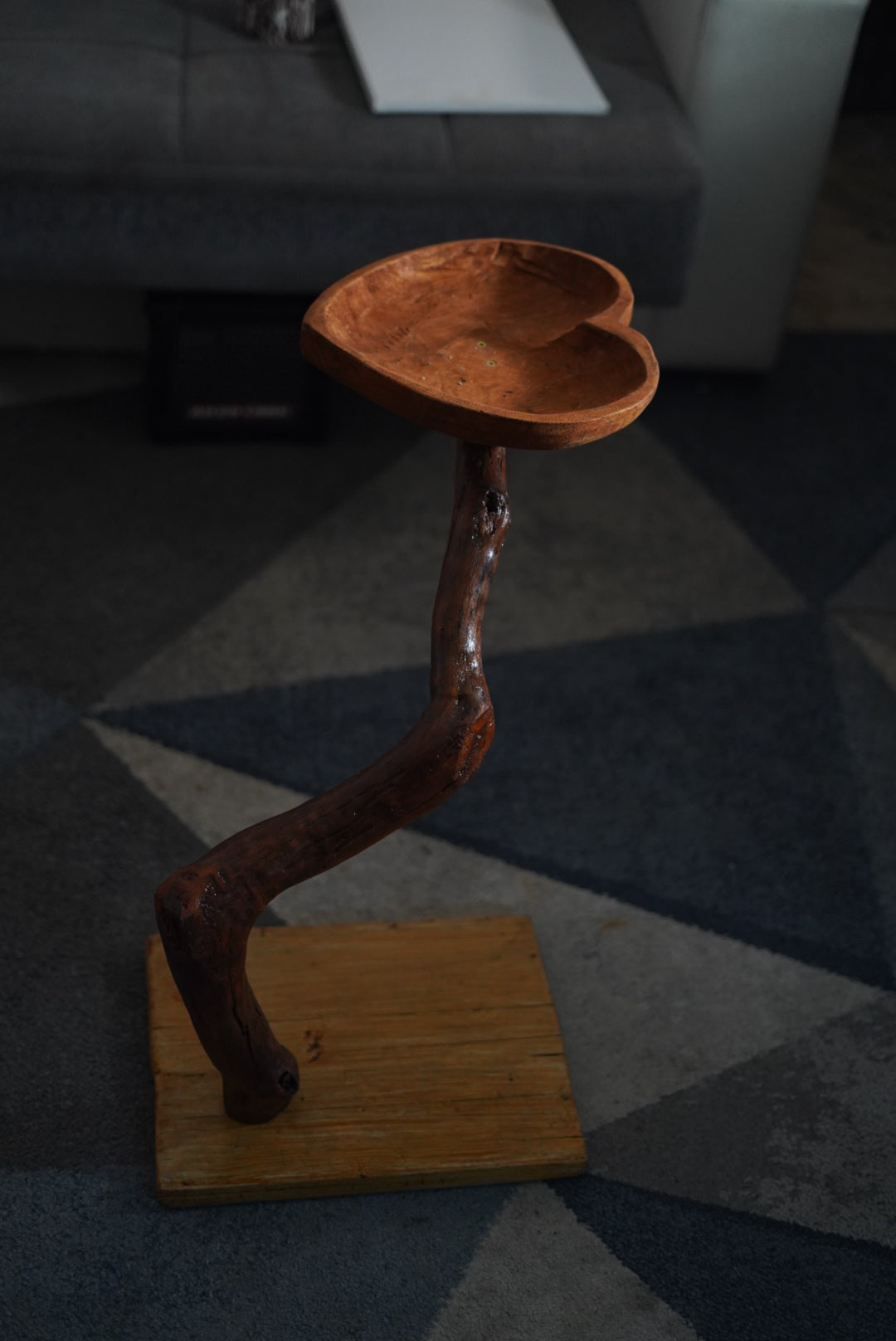 tavolino scultoreo in legno