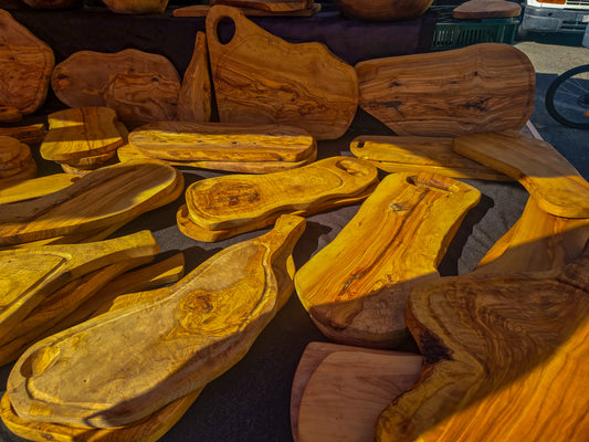 taglieri artigianali realizzati in legno d'ulivo.