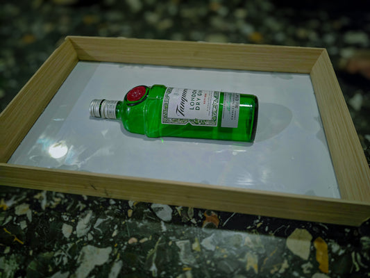 Quadro moderno con bottiglia di gin tagliata